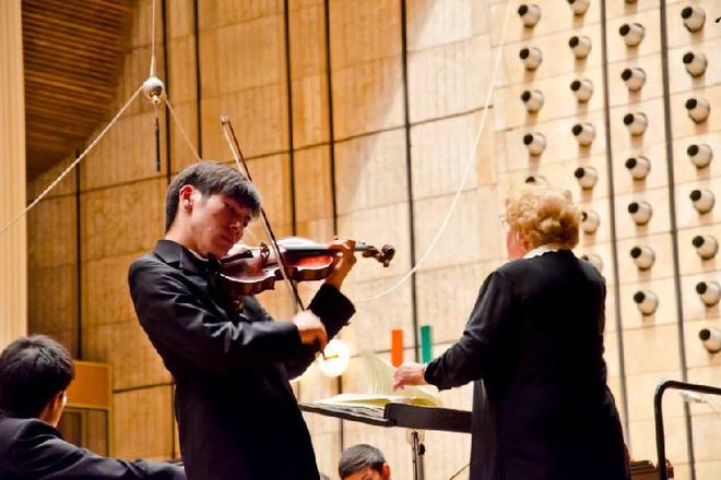 Soloist Yujin Ariza (R) and  conductor Camilla Kolchinsky 