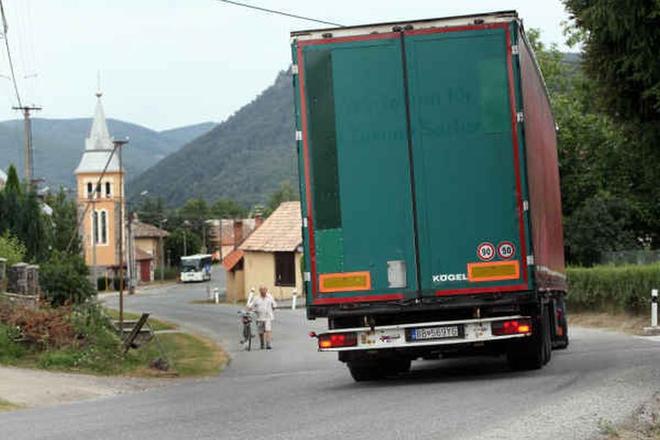 Thenewlawmaykeep trucks off village roads.