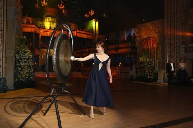 Suzanne Vega opening the Ball in the Opera. 