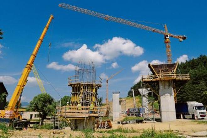 Public tenders are used to choose highway builders.