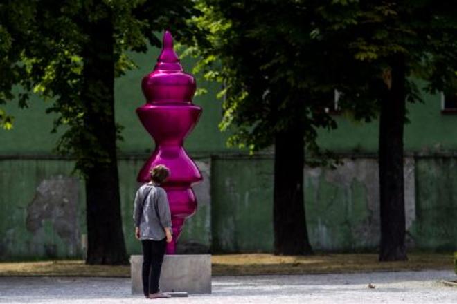 “Statue and Object” 2014 in the garden of the Grassalkovich Palace