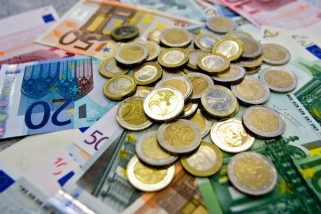The Labour Ministry proposes increasing the minimum wage to €380 a month.