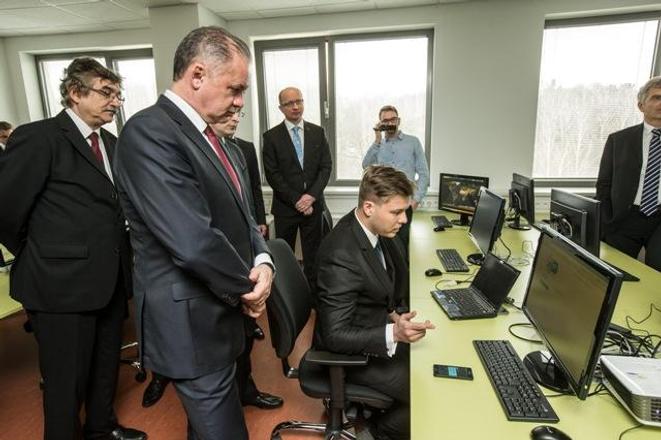 President Kiska (centre)at the opening of research centre.  