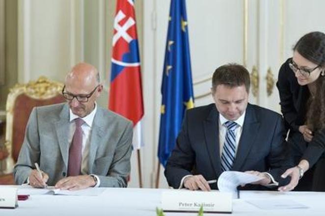 CEO of Detusche Telekom Timotheus Höttges (l) and Slovak Finance Minister Peter Kažimír (r)