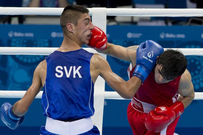 Tankó (in blue) fights with Abgaryan 