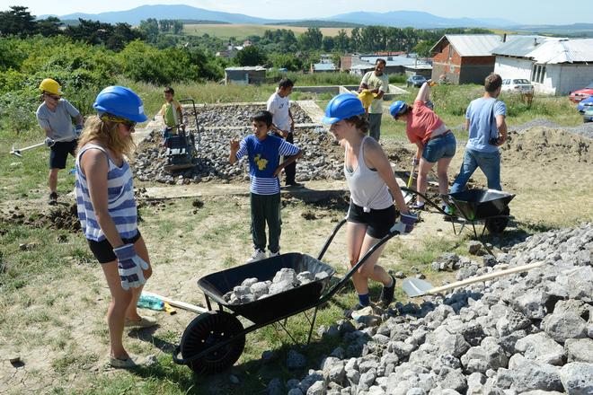 Actors from DAT helped build houses in Rankovce also in 2013.