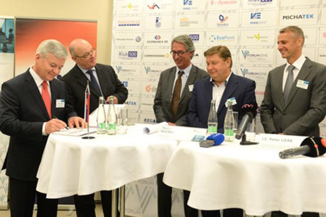 R-L: Košice mayor Richard Raši, Košice Regional Governor Zdenko Trebuľa, VSE board chair – member of RWE Group Thomas J. Hejcman, Honorary Consul of Germany to Slovakia Juraj Banský and board chair of VIA Peter Cacara. 