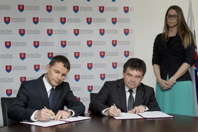 Education Minister Peter Plavčan (C)) and chairman of the board of NFŠ, a.s. Pavel Komorník sign a memo on future contract on completion of the National Football Stadium on May 10, 2016.