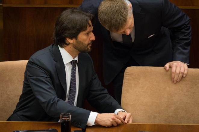Interior Minister Robert Kaliňák (l) and PM Robert Fico (r)