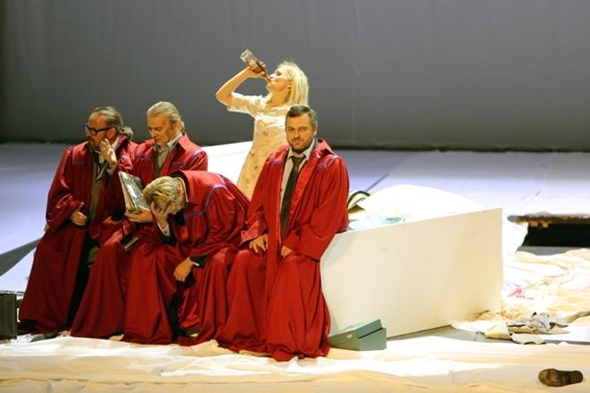 Ľudoví­t Ludha (as Albert Gregor), Jozef Kundlák (Vítek), Pavol Remenár (Jaroslav Prus), Linda Ballová (Emilia Marty) Gustáv Beláček (Dr. Kolenatý) 