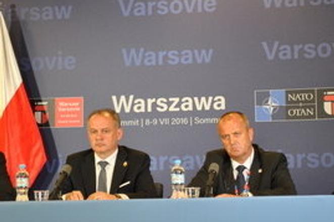 Slovak President Andrej Ksika (L) and Defence Minister Peter Gajdoš at a press briefing in Warsaw