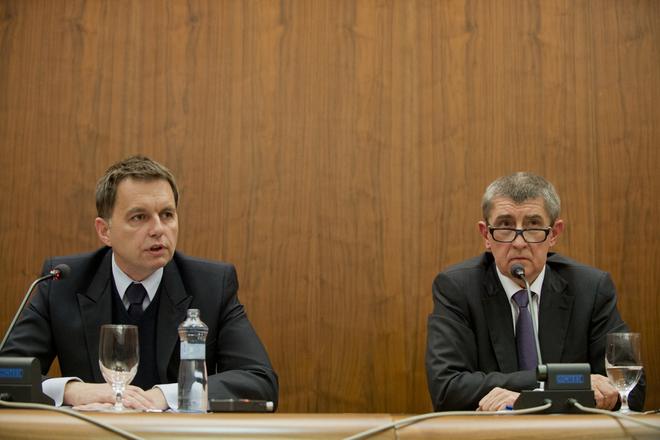Slovak Finance Minister Peter Kazimir (l) and his Czech counterpart Andrej Babis (r)