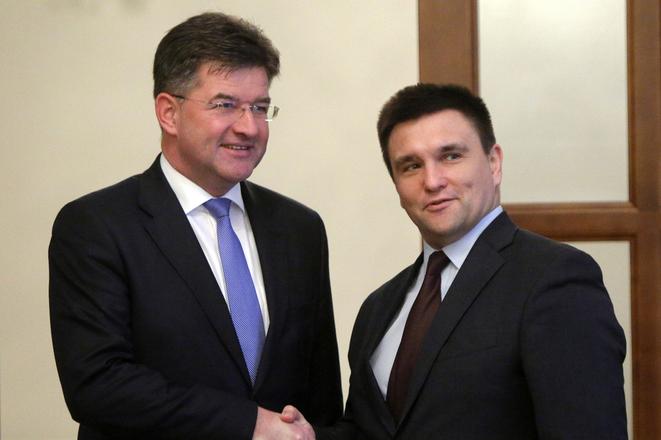 Slovak Foreign Affairs Minister Miroslav Lajcak (l) and his Ukrainian counterpart Pavlo Klimkin (r)