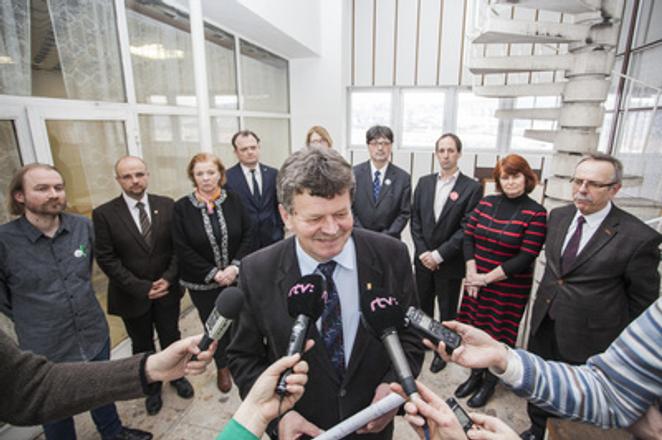 Pavol Ondek (C) announces the signing of the Declaration. 