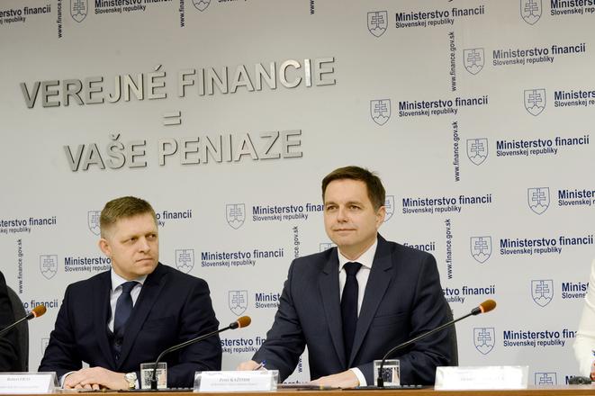 PM Robert Fico (l) and Finance Minister Peter Kažimír