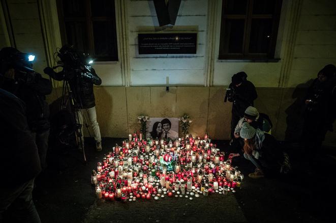 People came out to the SNP Square in Bratislava in the freezing evening of February 26 to light candles in the memory of investigative reporter Ján Kuciak and his partner Martina Kušnírová, who were murdered.