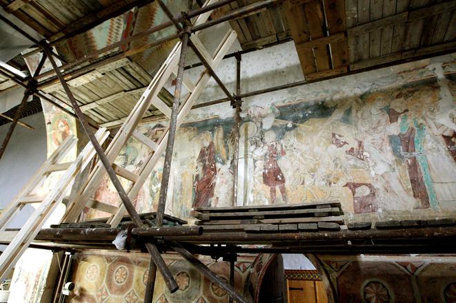 Restoration of an early-Gothic church in Čerín