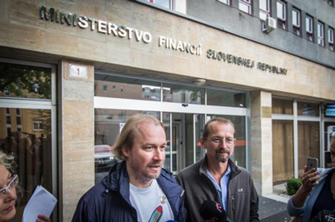 Crmomna and Kočan in front of the Finance Ministry. 