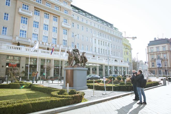 The statue of Maria Theresa was installed in front of the Hotel Carlton for a short period of time. 