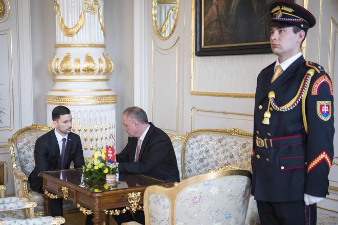 President Andrej Kiska (centre) met with State Secretary of the Foreign Affairs Ministry Lukáš Parízek (l).