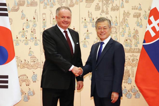 South Korean President Moon Jae-in (R) shakes hands with Slovakia's President Andrej Kiska ahead of a summit at the presidential office Cheong Wa Dae in Seoul on April 10, 2018. 