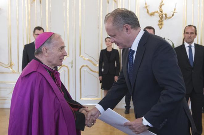 L-R: Monsignor Giacomo Guido Ottonello and Slovak President Andrej Kiska. 