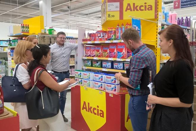 Henkel Slovensko Laundry  &  Home Care representatives guiding SSC colleagues in one of the stores during the Storecheck