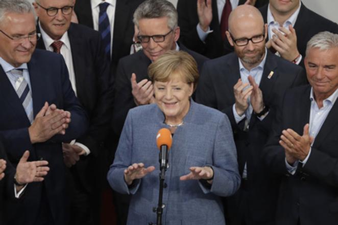 Angela Merkel (C) won again the German election. 