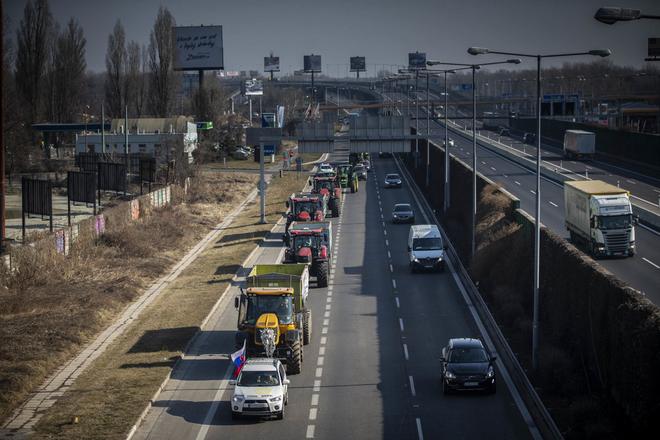 Slovak farmers arriving in Bratislava.