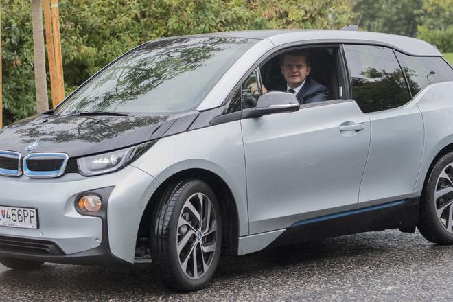 The Economy Ministry led by Peter Žiga considers prolonging the subsidy for e-cars. 