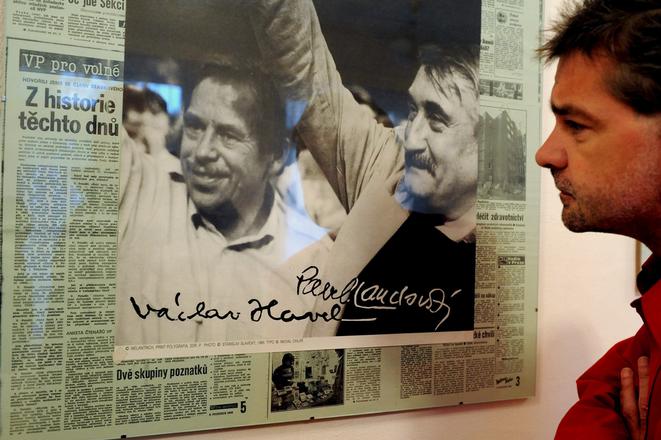 Exhibitions, discussions and other events try to commemorate the 1989 toppling of communism. 