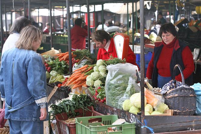 The relatively early beginning of warm weather could accelerate a seasonal drop in the prices of some fruit and vegetables. 