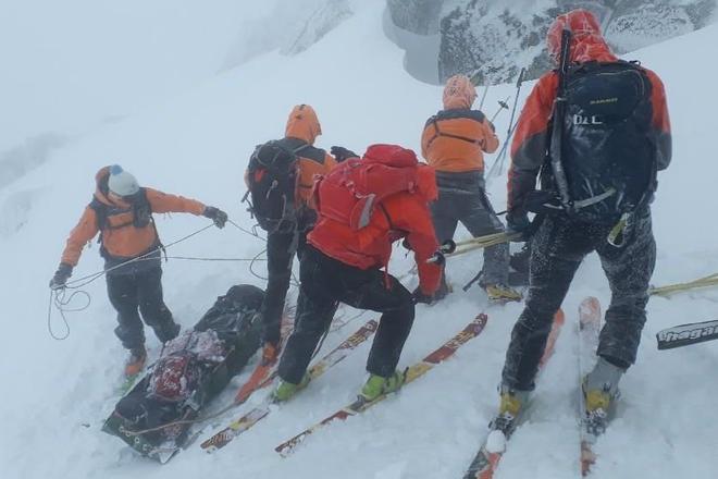 Transporting of bodies of Czech ski Alpinists.