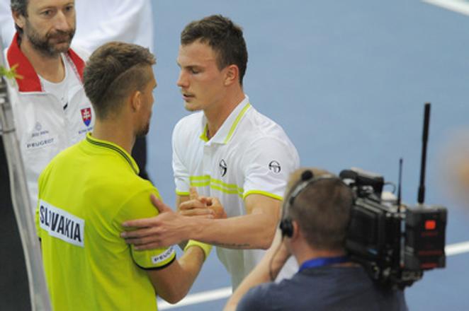 L-R: Slovak Martin Kližan shakes hands with his defeater, Hungarian Márton Fucsovics