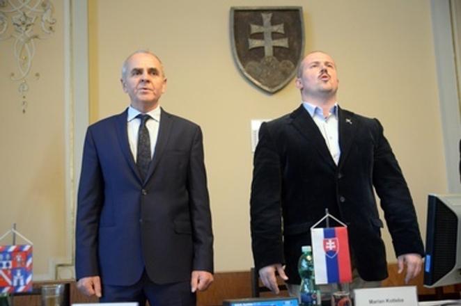 L-R: The new and the outgoing regional governors of Banská Bystrica, Ján Lunter and Marian Kotleba, respectively. 