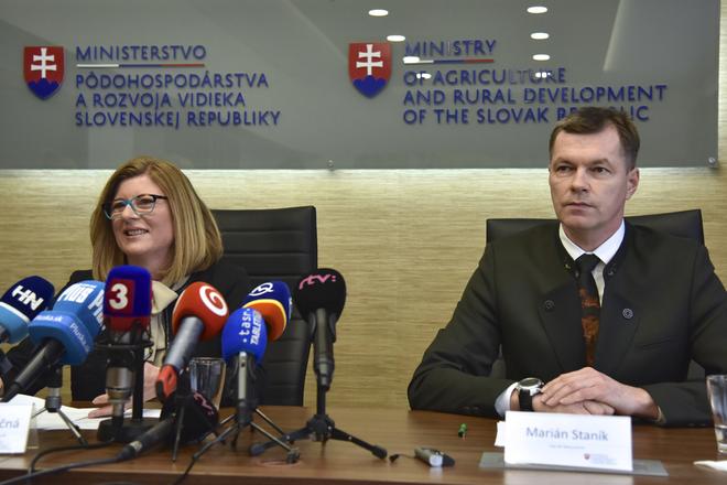 Agriculture Minister Gabriela Matečná (l) and Lesy SR head Marian Staník (r)