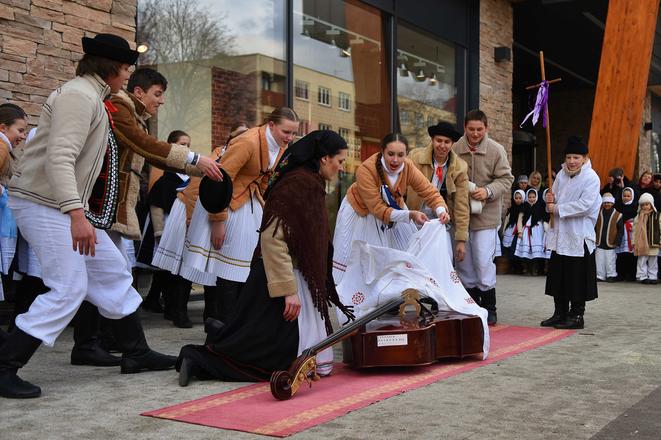 Burrying the music instruments has always been a ritual ending the Carnivla period. 