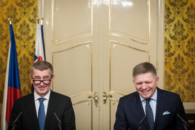 Czech Prime Minister Andrej Babiš (l) and his Slovak counterpart Robert Fico met on January 5, 2018.  