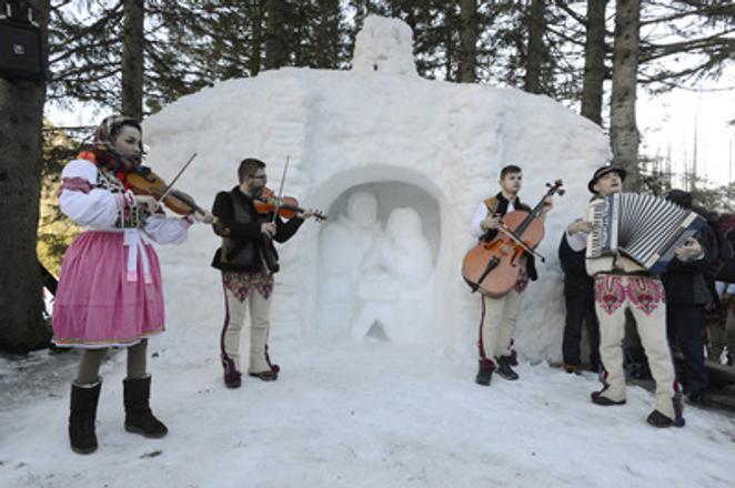 Folk music on Epiphany at the Nativity scene near Rainer chalet. 