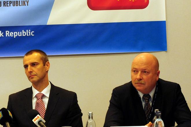 L-R Then health minister Rochard Raši and former head of the Medical Rescue Service Bratislava Ľubomír Kočiš.