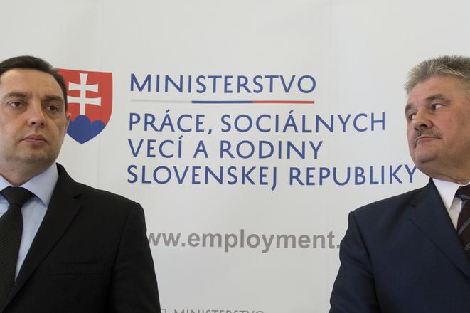 Serbian Labour Minister Aleksandar Vulin (l) and his Slovak counterpart Ján Richter (r)