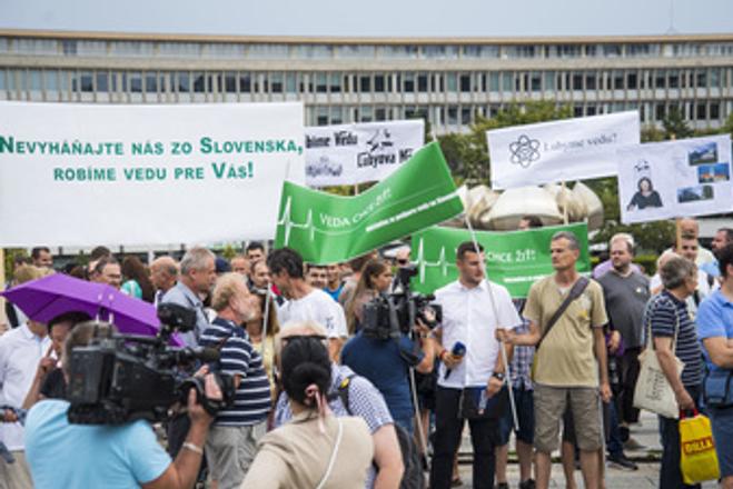 Participants of the Veda Chce Žiť protest in front of Government Office in Bratislava, August 14.