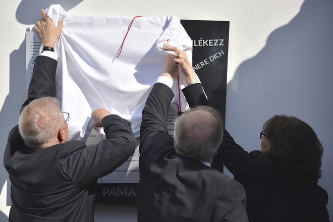 Unveiling of the commemorative plaque. 