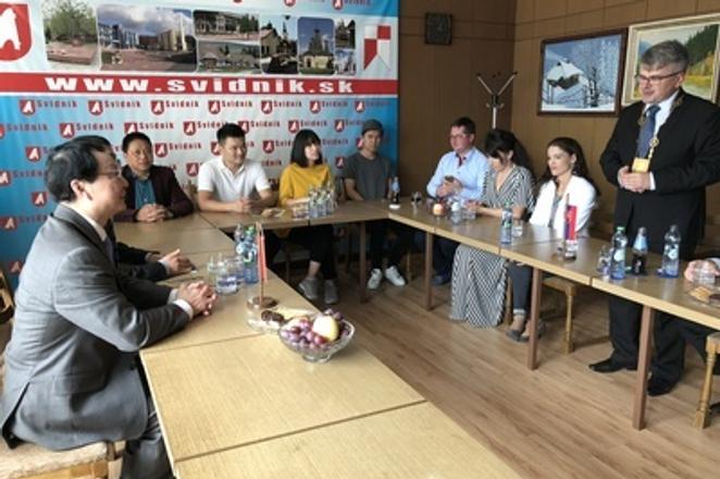 Chinese Ambassador to Slovakia, Lin Lin (L) during the meeting with Svidník officials and the Sensei Logistic company, on August 31, 2018. 