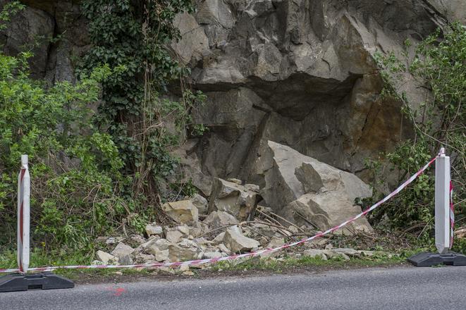 Falling stones at Devínska cesta.