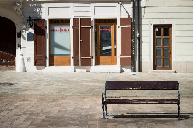The empty bench without the Napoleonic soldier 