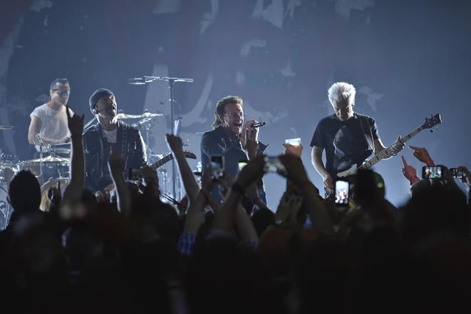 U2 paid tribute on June 11, 2018 to US celebrity chef Anthony Bourdain who committed suicide shortly before. 