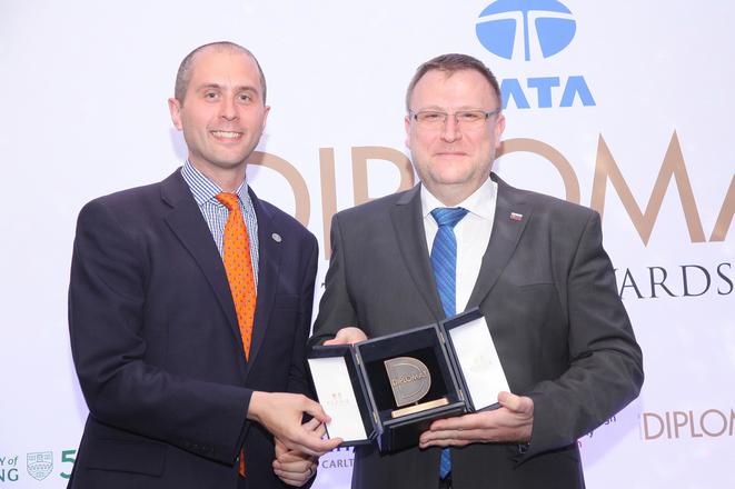 Ľubomír Rehák recevies the 2017 European Diplomat of the Year award in London, April 24.