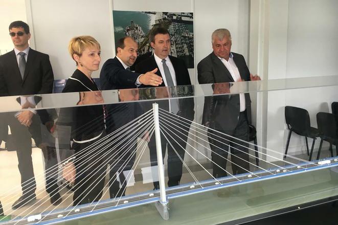 Hungarian Minister of Innovation and Technology László Palkovics (second right) and Slovak Minister of Transport and Construction Árpád Érsek observing the construction of the new bridge in Komárno.