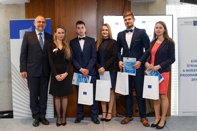 Head of the European Commission Representation in Slovakia Ladislav Miko, Director of the Information and Publicity Department of the Government Office of the Slovak Republic Mária Brhlovič Cacáková and members of the winning team from the Technical Academy in Spišská Nová Ves: Andrej Širilla, Lenka Iľašová, Marián Boženko, Lenka Kopaničáková.
